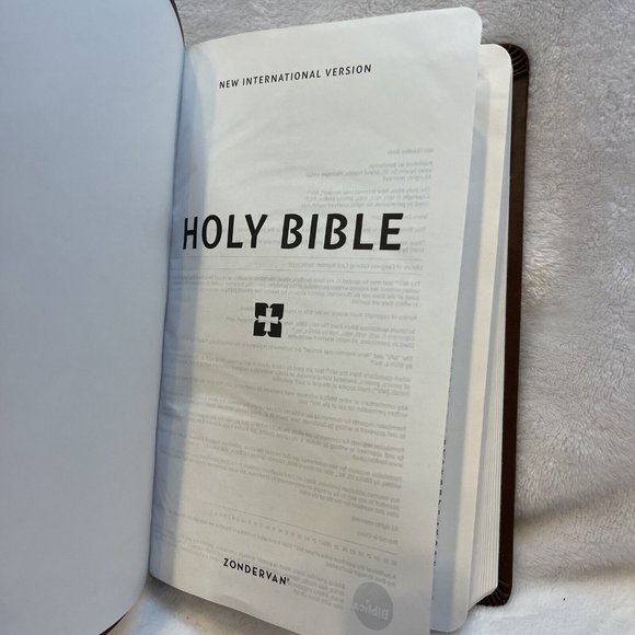 Holy Bible : New International Version, Chocolate Leathersoft‎ Value Thinline - Picture 10 of 12